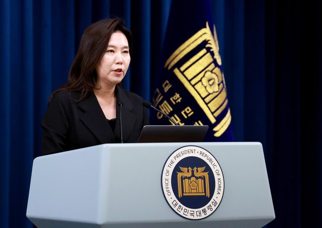 강유정 대통령실 대변인이 6일 서울 용산 대통령실 청사에서 이날 이재명 대통령의 현충일 추념식 참석, 전통시장 방문 등과 관련해 브리핑을 하고 있다. [사진=연합뉴스]