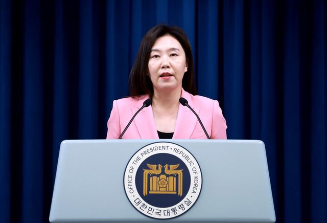 강유정 청와대 대변인이 7일 서울 용산 대통령실 청사에서 전날 이재명 대통령과 도널드 트럼프 미국 대통령의 전화 통화, 이재명 대통령의 주요 7개국(G7) 정상회의 참석과 관련해 현안 브리핑을 하고 있다. [사진=연합뉴스]