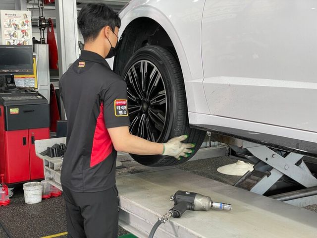 타이어 교체 모습. [사진=타이어뱅크]