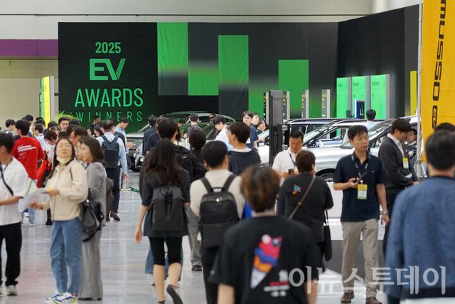 지난 4일 오전 서울 강남구 코엑스에서 열린 ‘EV트렌드코리아 2025’ 행사장이 방문객들로 붐비고 있다. [사진=안경선 기자]