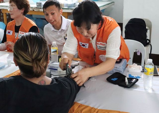 제주항공과 열린의사회 자원봉사자들이 6월 7일 필리핀 세부에서 주민들을 진료하고 있다. [사진=제주항공]