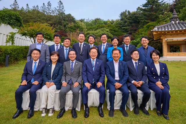 이재명 대통령이 7일 서울 한남동 관저에서 만찬에 참석한 더불어민주당 지도부 의원들과 기념촬영을 하고 있다. [사진=대통령실]