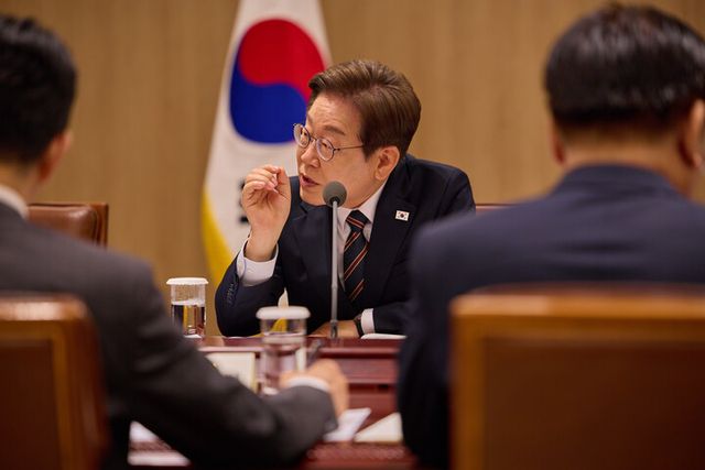 이재명 대통령이 9일 서울 용산 대통령실 청사에서 열린 비상경제점검 2차 태스크포스(TF)회의를 하고 있다. [사진=대통령실]