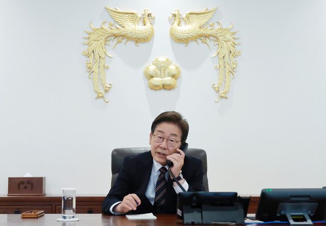 이재명 대통령이 9일 서울 용산 대통령실 청사 집무실에서 이시바 시게루 일본 총리와 전화 통화를 위해 수화기를 들고 있다. [사진=연합뉴스]