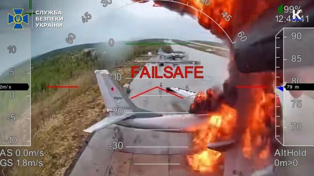 러시아 전략 폭격기를 공격 중인 우크라 소형 드론. [사진=SBU]