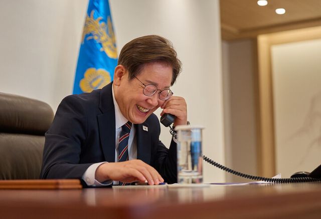 이재명 대통령이 9일 서울 용산 대통령실에서 이시바 시게루 일본 총리와 전화 통화를 하고 있다. [사진=대통령실]