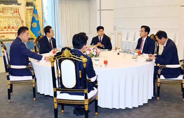 이재명 대통령이 지난 22일 서울 한남동 관저에서 열린 여야 지도부와의 오찬에서 국민의힘 송언석 원내대표의 발언을 듣고 있다.(왼쪽부터 시계방향으로) 더불어민주당 김병기 당대표 직무대행 겸 원내대표, 이 대통령, 국민의힘 김용태 비상대책위원장, 송언석 원내대표, 우상호 대통령실 정무수석, 강훈식 대통령비서실장. [사진=연합뉴스]