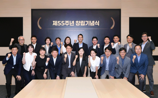 1일 삼성SDI 기흥 본사에서 개최된 55주년 창립기념일 행사에서&nbsp;최주선 삼성SDI 대표이사 사장(왼쪽 위)과 주요 경영진, SDI인상 등 수상자들이&nbsp;기념사진을 촬영하고 있다. [사진=삼성SDI]