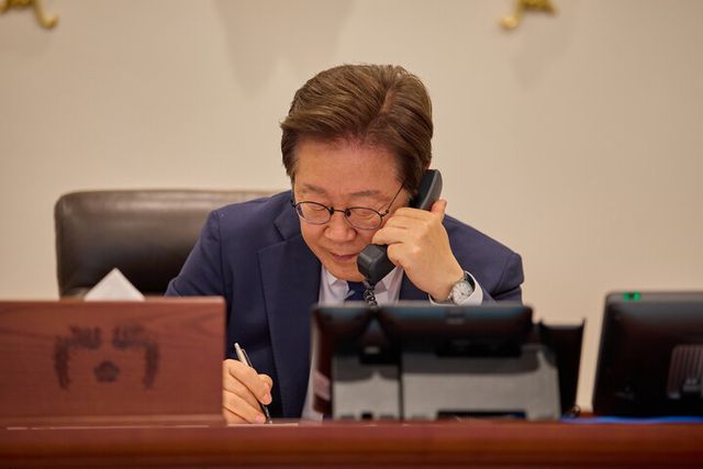 이재명 대통령이 1일 서울 용산 대통령실 청사 집무실에서 무함마드 빈 자예드 알 나흐얀 아랍에미리트(UAE) 대통령과 전화 통화를 하고 있다. [사진=대통령실]