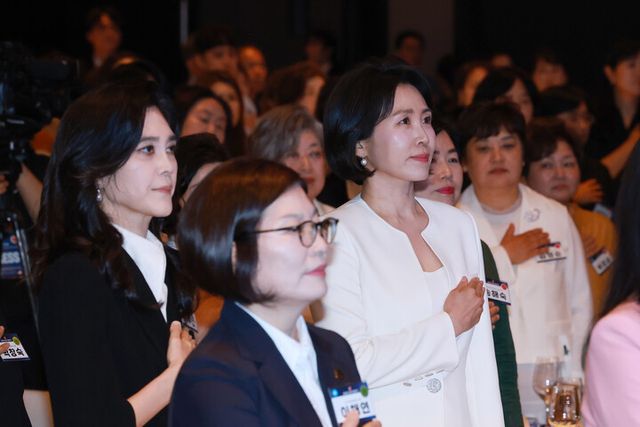 이재명 대통령의 배우자 김혜경 여사가 1일 서울 중구 신라호텔 다이너스티홀에서 열린 제4회 여성기업주간 개막식에 참석해 국기에 경례하고 있다. 왼쪽은 이부진 호텔신라 사장. [사진=연합뉴스]