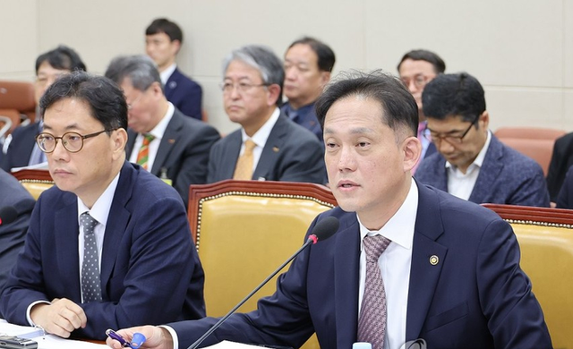 김태규 방송통신위원회 부위원장(오른쪽). [사진=연합뉴스]