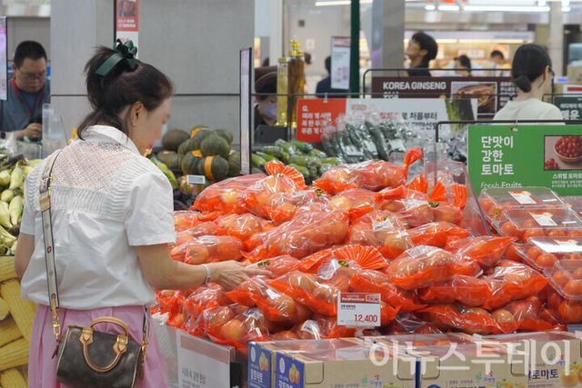 서울 중구 롯데마트 제타플렉스 서울역점에서 고객이 사과를 고르고 있다. [사진=이뉴스투데이DB]