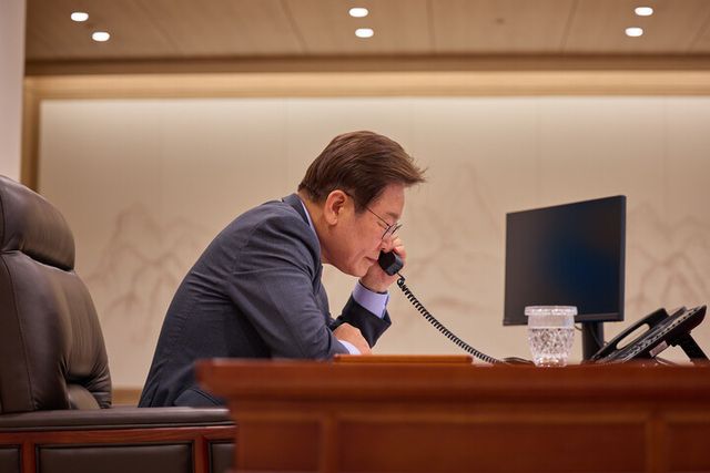 이재명 대통령이 12일 서울 용산 대통령실 청사 집무실에서 앤서니 앨버니지 호주 총리와 전화 통화를 하고 있다. 2025.6.12 [대통령실 제공. 재