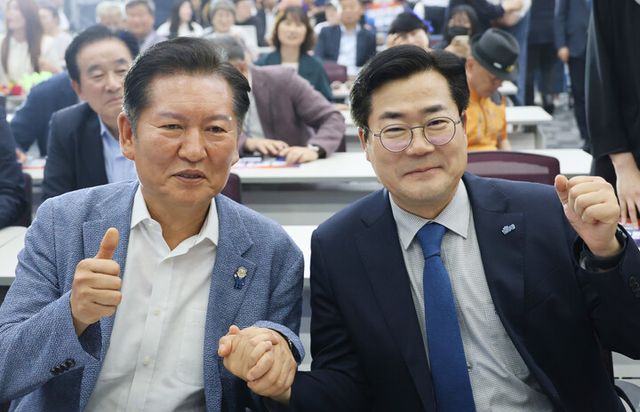 더불어민주당 당 대표 후보로 출마한 정청래 의원과 박찬대 의원이 지난 6월 29일 오후 청주 오스코에서 더민주전국혁신회의가 개최한 전국대회에 참석해 기념 촬영을 하고 있다. [사진=연합뉴스]