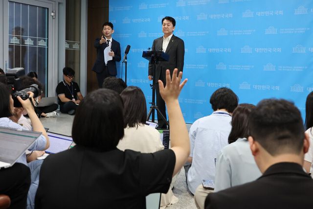 국민의힘 혁신위원장을 맡은 안철수 의원이 7일 서울 여의도 국회 소통관에서 위원장을 사퇴하고 전당대회 출마 의사를 밝히는 기자회견을 한 뒤 취재진의 질문을 받고 있다. 2025.7.7