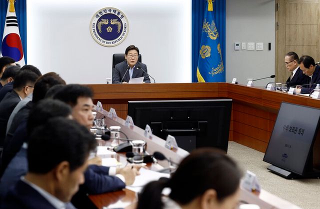 이재명 대통령이 10일 서울 용산 대통령실 청사에서 열린 3차 대통령 주재 수석·보좌관 회의에서 발언하고 있다. [사진=연합뉴스]