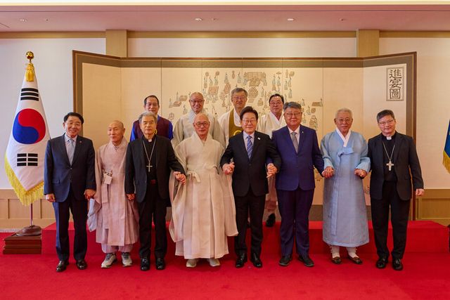 이재명 대통령이 9일 서울 용산 대통령실 청사에서 열린 오찬 간담회에 참석한 종교계 지도자들과 기념촬영을 하고 있다.앞줄 왼쪽부터 김종생 한국기독교교회협의회 총무, 천태종 총무원장 덕수스님, 이용훈 한국천주교주교회의 의장주교, 조계종 총무원장 진우스님, 이 대통령, 김종혁 한국교회총연합회 대표회장, 최종수 성균관장, 정순택 천주교 서울대교구 교구장 대주교.뒷줄 왼쪽부터 박인준 천도교 교령, 태고종 총무원장 상진스님, 나상호 원불교 교정원장, 김령하 한국민족종교협의회 회장. 2025.7.9 [대통령실 제공. 재판매 및 DB 금지]