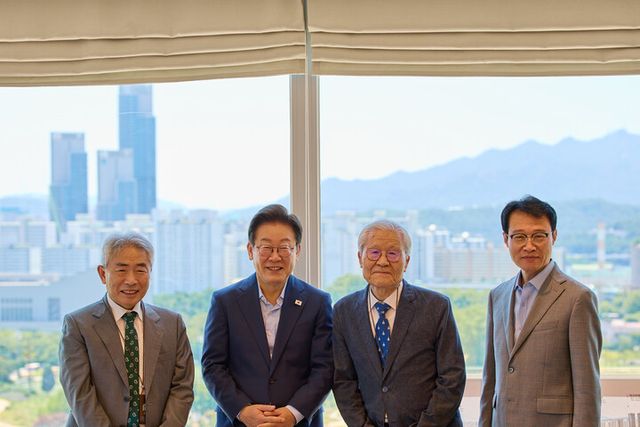 이재명 대통령이 11일 서울 용산 대통령실 청사에서 언론인 오찬에 앞서 기념촬영을 하고 있다. (왼쪽부터) 정규재 대표, 이 대통령, 조갑제 대표, 이규연 대통령실 홍보소통수석. [사진=대통령실]