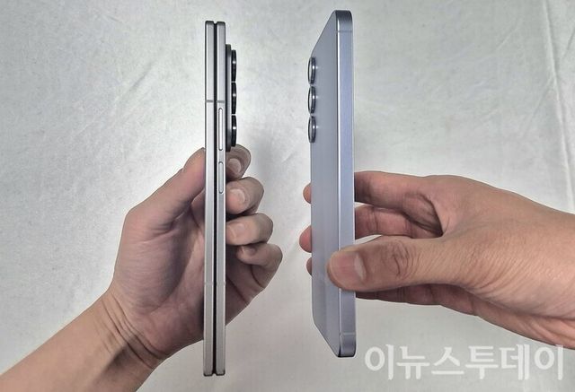 갤럭시Z 폴드7과 갤럭시S25+ 두께 비교. [사진=김진영 기자]