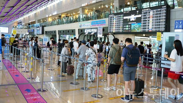 본격적인 휴가철을 맞이한 김포공항 국내선청사가 여행객들로 붐비고 있다. [사진=이뉴스투데이 DB]