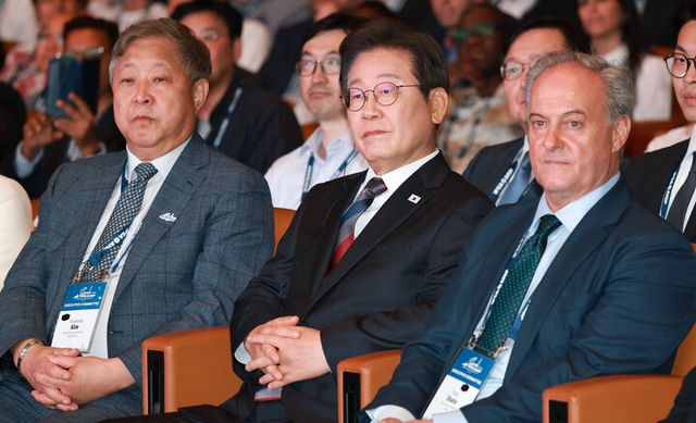 이재명 대통령이 13일 서울 강남구 코엑스에서 열린 2025 세계정치학회(IPSA) 서울총회 개막식에 참석하고 있다. (왼쪽부터) 세계정치학회 서울총회 조직위원장인 김의영 서울대 교수, 이 대통령, [사진=연합뉴스]&nbsp;