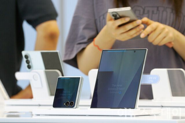 삼성스토어 강남점에 전시된 갤럭시Z 폴드7과 플립7. [사진=안경선 기자]