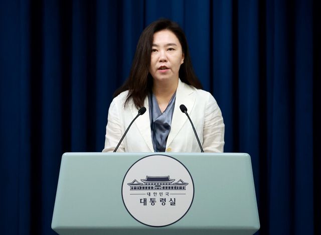 강유정 대통령실 대변인이 13일 서울 용산 대통령실 청사에서 이재명 대통령의 차관급 추가 인선을 발표하고 있다. [사진=연합뉴스]