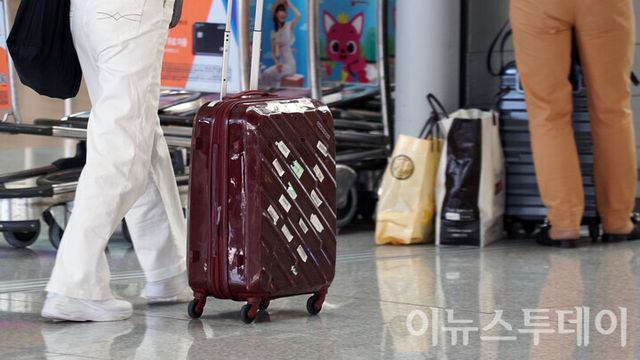 한 이용객이 캐리어를 끌고 이동하고 있다. [사진=이뉴스투데이 DB]