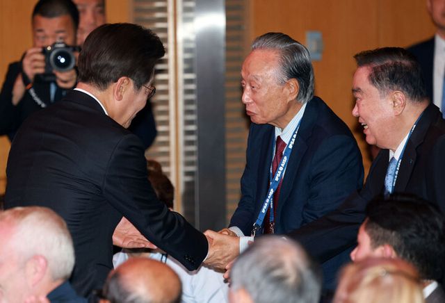 이재명 대통령이 13일 서울 강남구 코엑스에서 열린 2025 세계정치학회(IPSA) 서울총회 개막식에 입장하면서 권노갑 김대중재단 이사장과 인사하고 있다. 맨 왼쪽은 문희상 전 국회의장. [사진=연합뉴스]