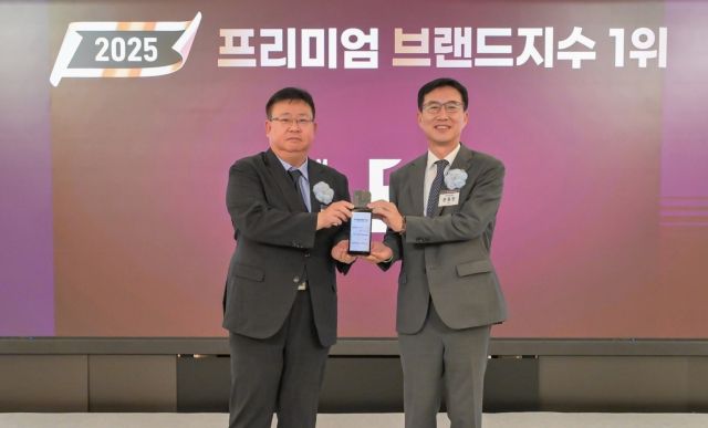 지난 11일 롯데호텔 서울에서 열린 ‘2025 프리미엄브랜드지수(KS-PBI)’ 시상식에서 강원규 에쓰-오일토탈에너지스윤활유 영업마케팅본부 부사장(왼쪽)과 문동민 한국표준협회 회장(오른쪽)이 기념촬영을 하고 있다. [사진=에쓰오일]