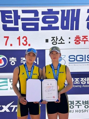 경량더블스컬 이수민 선수와 최서현 선수. [사진=부산항만공사]