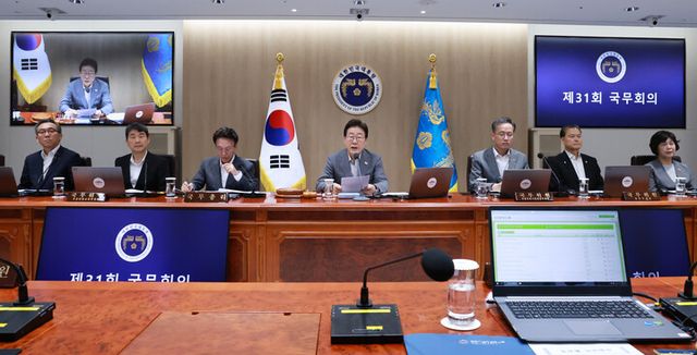 이재명 대통령이 15일 서울 용산 대통령실 청사에서 열린 국무회의에서 발언하고 있다. [사진=연합뉴스]