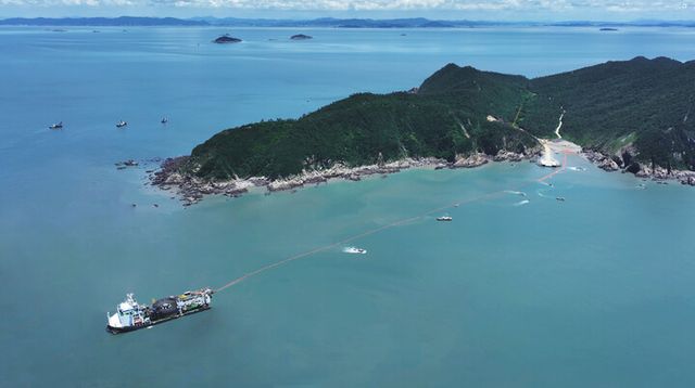 팔로스호가 영광낙월 프로젝트 외부망 포설을 진행하고 있다. [사진=대한전선]