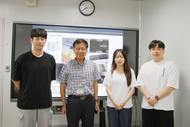 박경수 DGIST 교수(왼쪽에서 두번째) 및 연구진 [사진=DGIST]