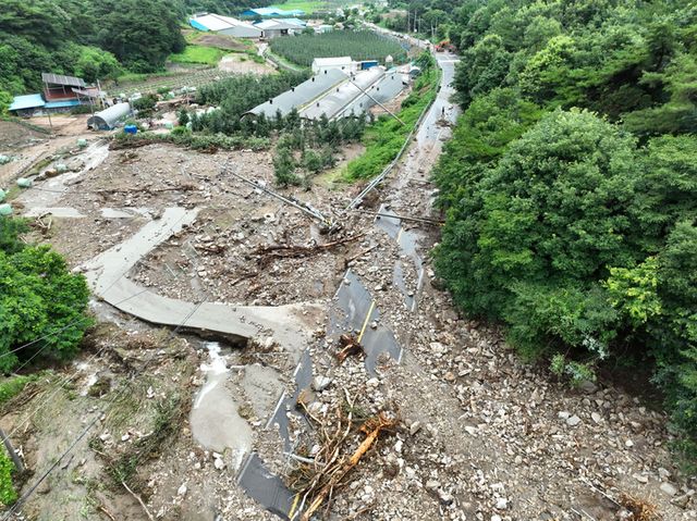 중부지방에 폭우가 내린 17일 산사태가 발생한 충남 예산군 봉산면 봉운로가 토사로 뒤덮여 있다. [사진=연합뉴스]