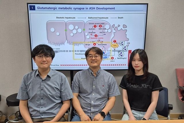 양경모 KAIST 의과학대학원 박사(왼쪽), 정원일 교수(가운데), 김규래 박사과정. [사진=KAIST]