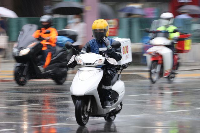 비가 내리는 가운데 라이더들이 우비를 착용하고 배달 업무를 수행하고 있다. [사진=연합뉴스]