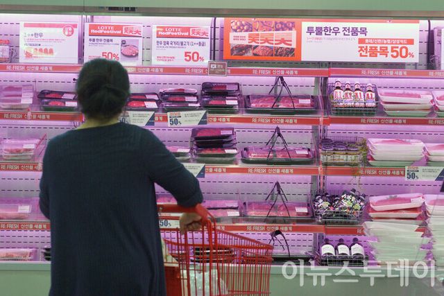 서울시 대형마트에서 이용객이 매대에 진열된 소고기를 고르고 있다. [사진=이뉴스투데이DB]