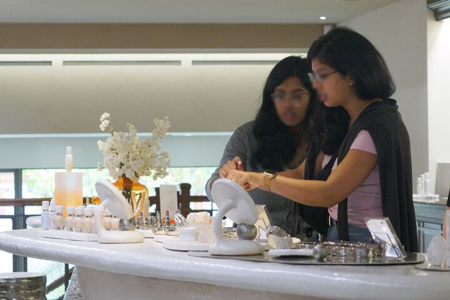 서울 종로구 ‘북촌 설화수의 집’에서 외국인 관광객이 화장품을 체험하고 있다. [사진=이뉴스투데이DB]