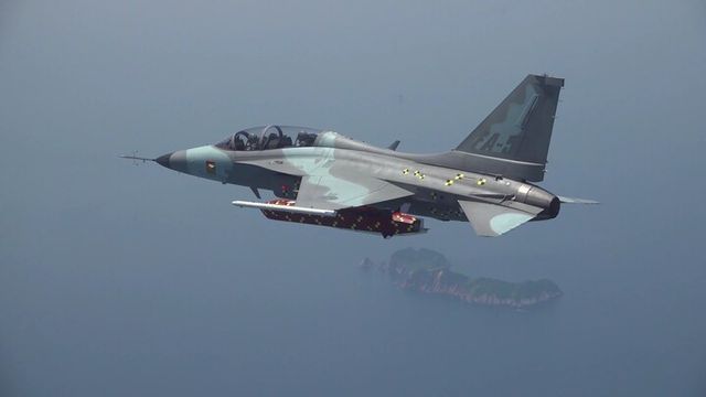 지난달 23일 방사청은 시험용 항공기인 FA-50 시제기를 이용해 장거리공대지유도탄의 안전분리 비행시험을 성공적으로 마쳤다. [사진=방위사업청]