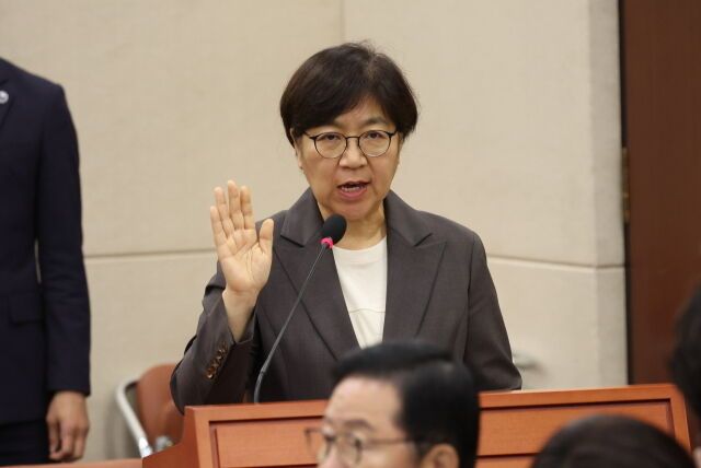 정은경 보건복지부 장관 후보자가 18일 서울 여의도 국회 보건복지위원회에서 열린 인사청문회에서 선서를 하고 있다. [사진=뉴시스]