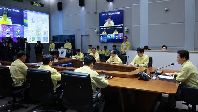 이재명&nbsp;대통령이 18일 정부서울청사 중앙재난안전상황실 서울상황센터에서 집중호우 대처상황 점검회의를 주재하고 있다. [사진=연합뉴스]