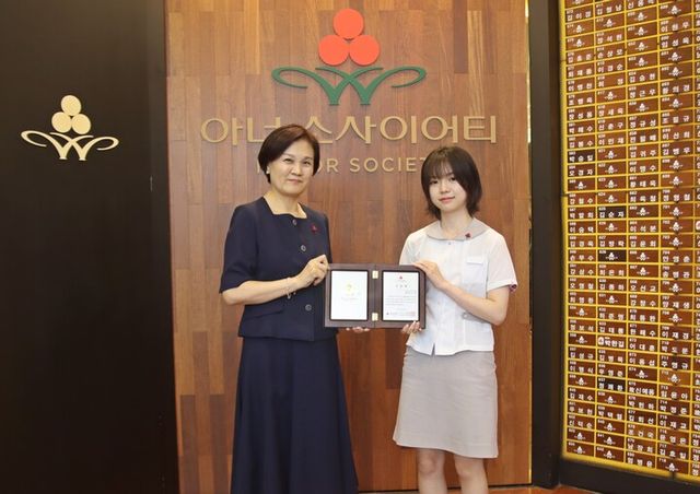 신혜영 서울 사랑의열매 사무처장(왼쪽)과 백은별 기부자가 아너 소사이어티 인증패를 들고 기념사진을 촬영하고 있다. [사진=서울 사랑의열매]