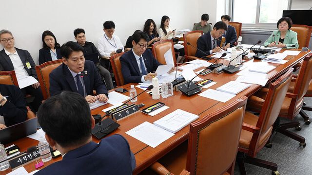2일 국회에서 과학기술정보방송통신위원회의 정보통신방송법안심사소위원회가 더불어민주당 소속 김현 소위원장 등이 참석한 가운데 열리고 있다.&nbsp;[사진=연합뉴스]