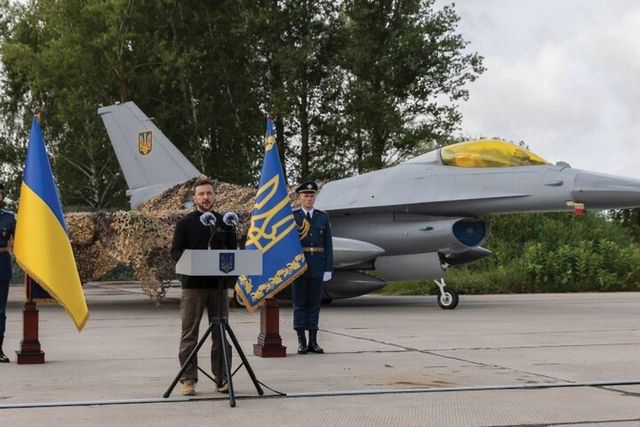 지난 4월 8일, 공군의 날 기념식에서 F-16 앞에 선 젤렌스키 우크라이나 대통령. [사진=우크라이나 대통령실]