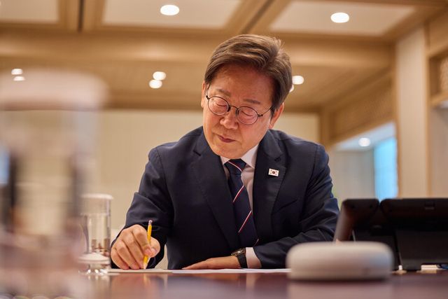 이재명 대통령이 23일 용산 대통령실에서 프라보워 수비안토 인도네시아 대통령과 블루투스 스피커로 통화하고 있다. 2025.6.23 [대통령실 제공