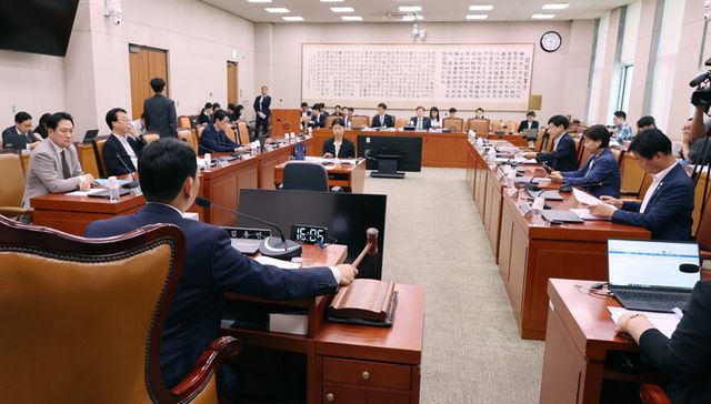 2일 서울 여의도 국회 법제사법위원회에서 여야의 상법개정안 처리 합의 이후 열린 법안심사제1소위원회의에서 더불어민주당 소속 김용민 소위원장이 안건을 상정하고 있다. [사진=연합뉴스]