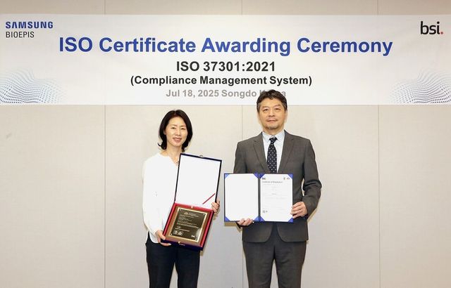 김경아&nbsp;삼성바이오에피스 사장(왼쪽)과&nbsp;BSI&nbsp;임성환&nbsp;대표(오른쪽)가 지난 18일&nbsp;삼성바이오에피스&nbsp;송도&nbsp;사옥에서 ISO&nbsp;37301&nbsp;인증서&nbsp;수여식을 진행했다.