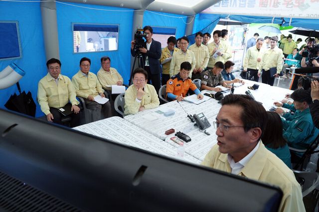 이재명 대통령이 21일 경남 산청군 산청읍 행정복지센터 인근에 마련된 호우 피해 통합지원본부에서 보고를 받고 있다. [사진=연합뉴스]