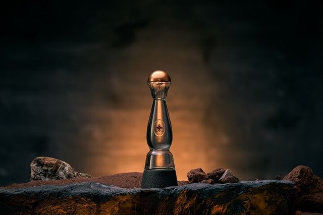 멕시코 전통 제조 공법에 따라 불의 열기로 구워 만든 클라세 아줄 테킬라 블랑코 아후마도. [사진=클라세 아줄]